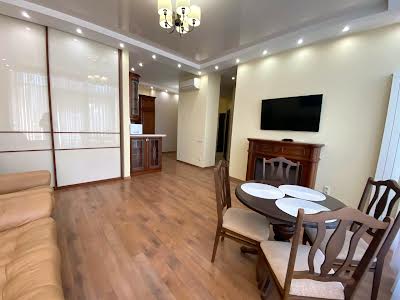 квартира за адресою Крутогірний узвіз (Рогальова), 28