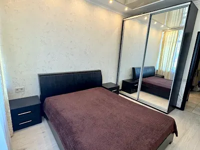 квартира за адресою Літературна вул., 8