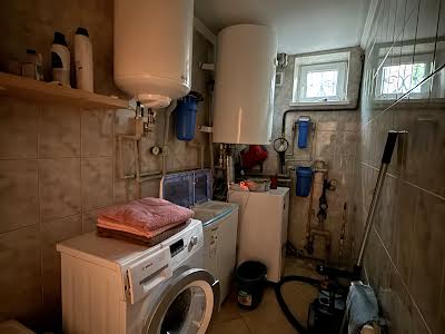 будинок за адресою Листопадна вул.