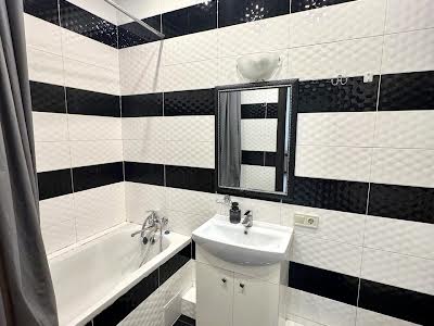квартира за адресою Літературна вул., 8