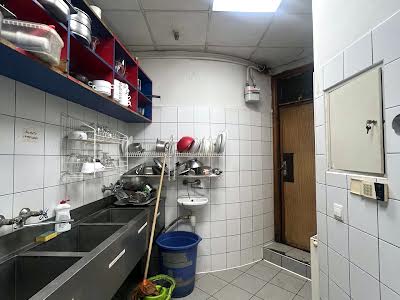 комерційна за адресою Медова вул., 6