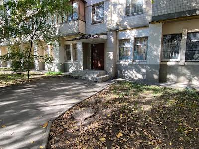 комерційна за адресою Деміївська вул., 35б