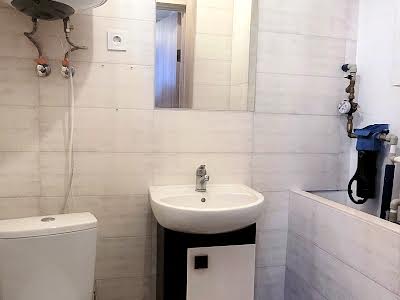 комерційна за адресою Теплична вул., 38