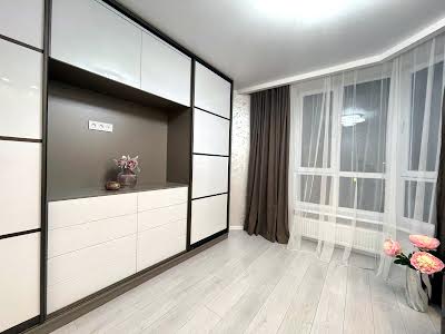 квартира по адресу Молодіжна ул., 4