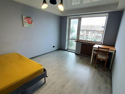 квартира по адресу Строителей ул., 17