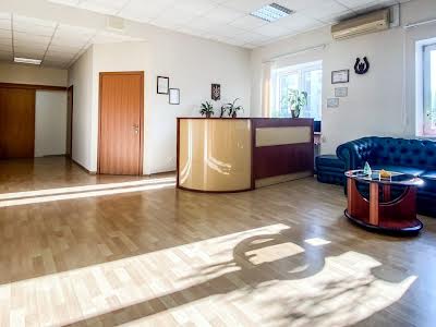 комерційна за адресою Королеви Єлизавети ІІ вул. (Глинки), 1