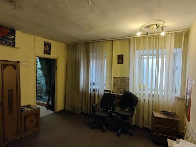 комерційна за адресою Філософська, 40