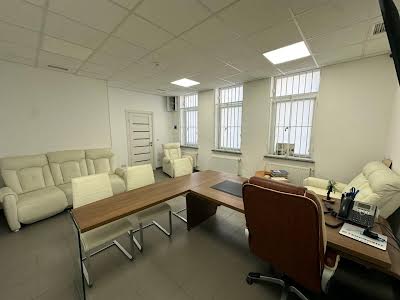 комерційна за адресою Малоголосківська вул., 8д