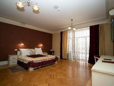 комерційна за адресою Чорновола вул., 80