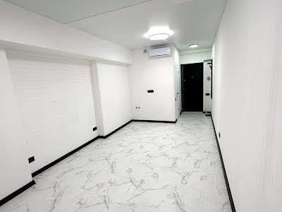 комерційна за адресою Літературна вул., 8