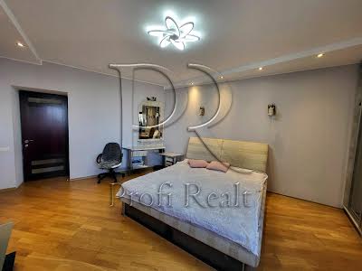 квартира за адресою Анни Ахматової вул., 31