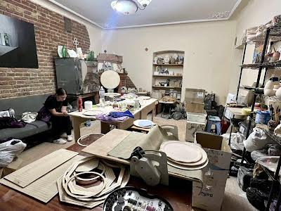 комерційна за адресою Євгена Гладишевського вул., 10