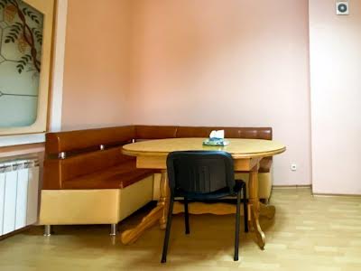 комерційна за адресою Королеви Єлизавети ІІ вул. (Глинки), 1