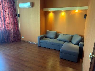квартира за адресою Анни Ахматової вул., 35