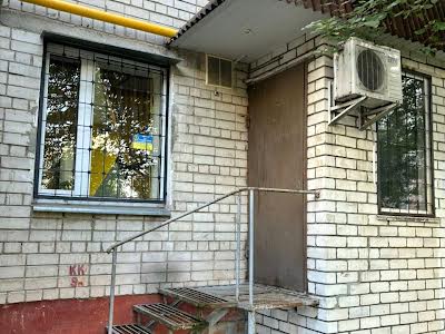 комерційна за адресою П'ятницька вул., 49