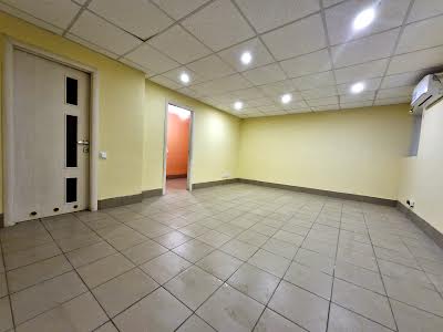 комерційна за адресою Лисенка вул., 13