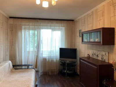 квартира за адресою Салютна вул., 12/62