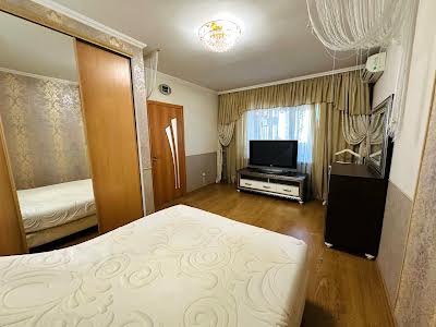 квартира за адресою Срібнокільська вул., 8