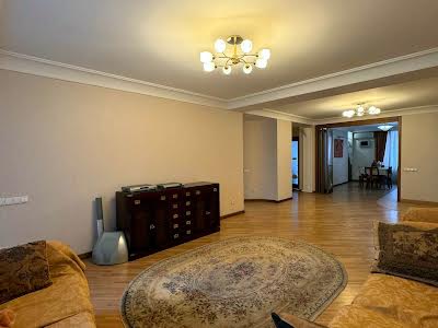 квартира за адресою Академіка Чекмарьова вул., 2