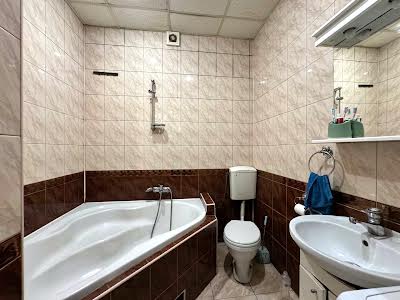 квартира за адресою Академіка Володимира Гнатюка вул. (), 3