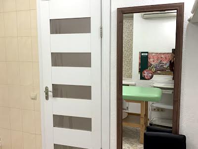комерційна за адресою Миколи Бажана просп., 32