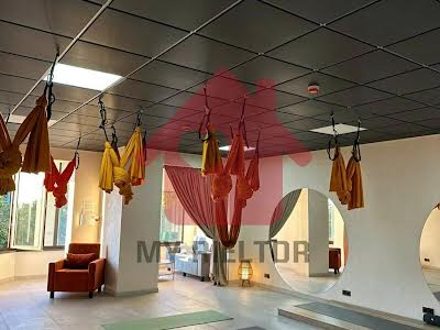 комерційна за адресою Університетська вул., 25