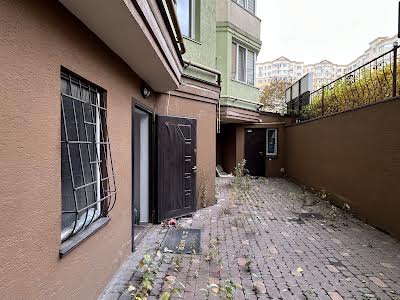 комерційна за адресою Боголюбова вул., 16