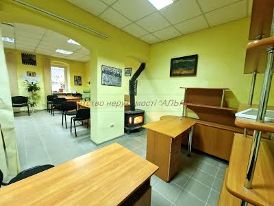 комерційна за адресою Корятовича пл., 15