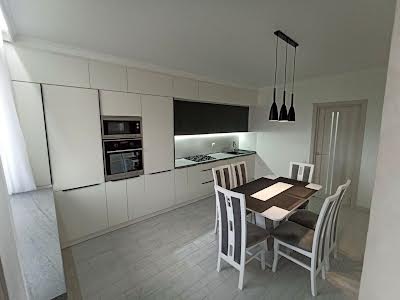 квартира за адресою Тролейбусна вул., 4