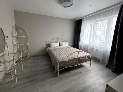 квартира за адресою Літературна вул., 10