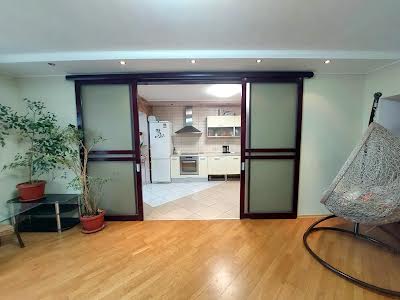 квартира за адресою Анни Ахматової вул., 31