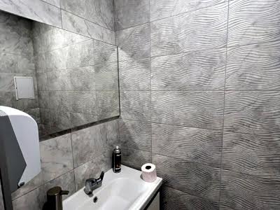комерційна за адресою Михайлівська вул., 8