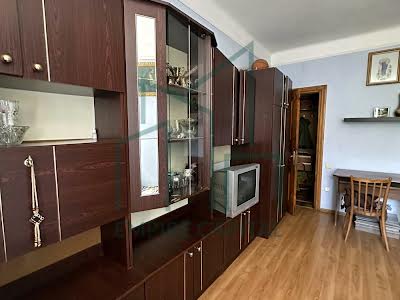 квартира за адресою Зерова Миколи вул., 8