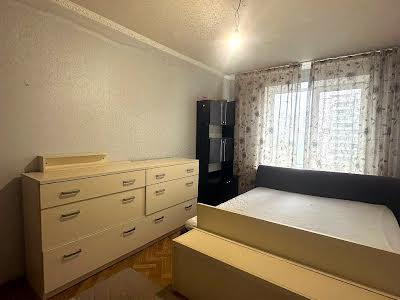 квартира за адресою Анни Ахматової вул., 16-Б