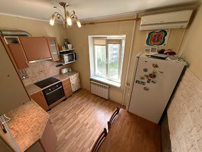 квартира за адресою Анни Ахматової вул., 6