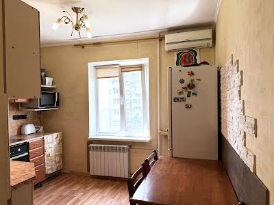квартира за адресою Анни Ахматової вул., 6