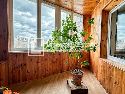 квартира за адресою Анни Ахматової вул., 4