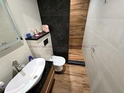 будинок за адресою с. Нижнє Солотвино, Центральна