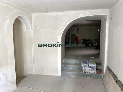 комерційна за адресою Саксаганського вул., 67