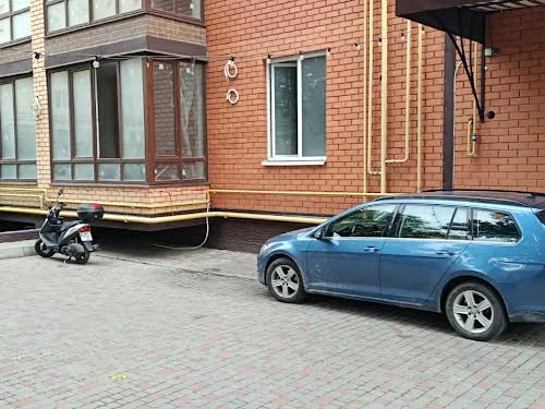 комерційна за адресою Бродська вул., 1-Б