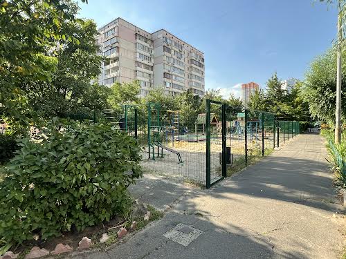 квартира за адресою Анни Ахматової вул., 16-Б