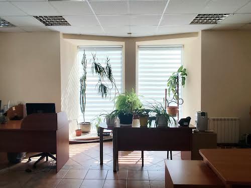 комерційна за адресою Нижньоюрківська вул., 37