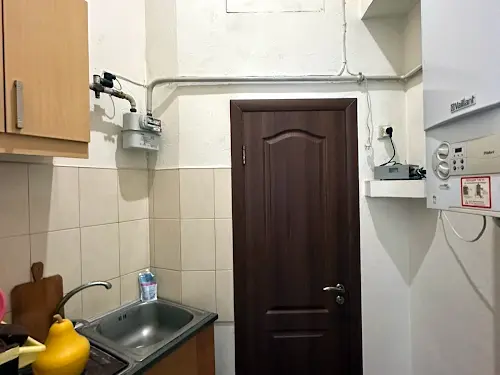 комерційна за адресою Різні пл., 4