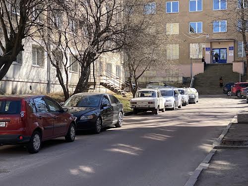 комерційна за адресою Тютюнників вул. (), 3