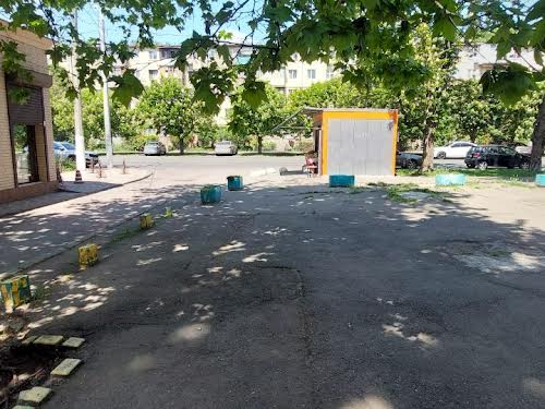 комерційна за адресою Космонавтів вул., 31