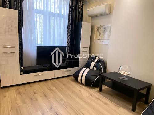 квартира за адресою Анни Ахматової вул., 22