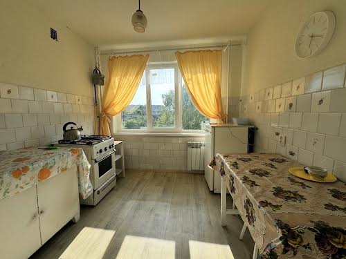 квартира за адресою Тролейбусна вул., 4