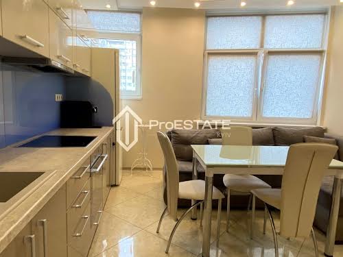 квартира за адресою Анни Ахматової вул., 22