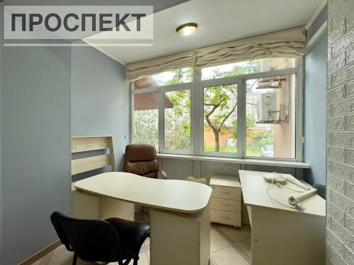 комерційна за адресою Харківська вул., 3/2