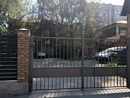 комерційна за адресою Батальйону 